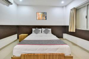 a bedroom with a large bed in a room at Collection O Elite Residency in Chennai +31 photos
