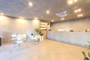 un hall d'entrée avec une table, des chaises et un comptoir dans l'établissement Stay Libera, à Gangneung