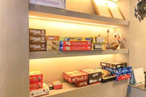 une étagère avec des boîtes de nourriture dans un magasin dans l'établissement Stay Libera, à Gangneung 39 autres photos
