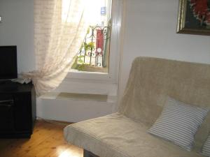 Ruang duduk di Aurora Apartment
