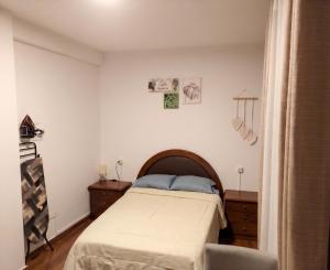 a small bedroom with a bed and a chair at Tu Refugio de Descanso a Pasos de Todo in Cochabamba