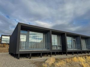 a black building with windows on the side of it at Simple Aparts in El Calafate