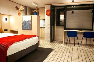 a bedroom with a bed and a table and chairs at Apartament Studio - Târgu Neamț ,Premium Hotel Style in Târgu Neamț