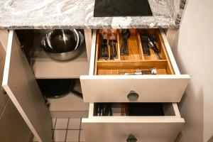a drawer in a kitchen with a counter at Apartament Studio - Târgu Neamț ,Premium Hotel Style in Târgu Neamț