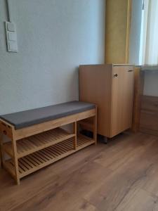 a bench sitting in a room with a cabinet at Doppelbett Zimmer mit Boxspringbett in Weiden