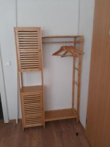 a closet with a wooden shelf and a closet with a ladder at Doppelbett Zimmer mit Boxspringbett in Weiden