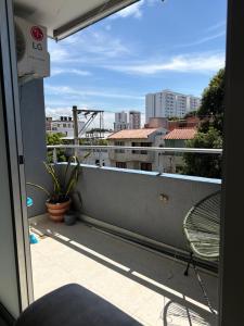 ein Balkon mit Blick auf eine Stadt in der Unterkunft Manhattan PH in Cúcuta