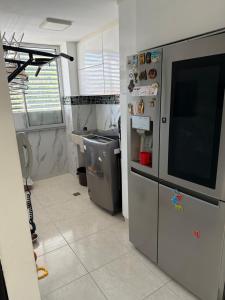 eine Küche mit Mikrowelle in einem Zimmer in der Unterkunft Manhattan PH in Cúcuta