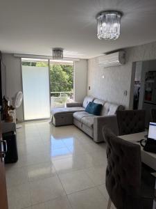 ein Wohnzimmer mit Sofa und Tisch in der Unterkunft Manhattan PH in Cúcuta