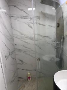 eine Dusche mit Glastür im Badezimmer in der Unterkunft Manhattan PH in Cúcuta