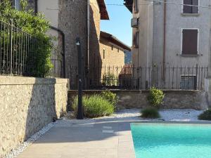 a house and a swimming pool in front of a building at Dimora Federica in Erbusco