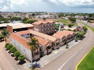 eine Luftaufnahme einer Stadtstraße mit Gebäuden in der Unterkunft Barrocos Hotel in Rondonópolis