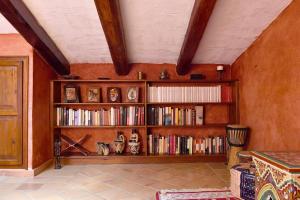 ein mit Büchern gefülltes Bücherregal in einem Zimmer in der Unterkunft Mas Valoria in Peratallada