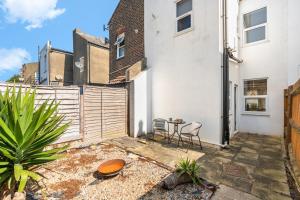 a courtyard with a table and chairs in a building at Spacious 2-Bed Eastbourne Retreat in Eastbourne