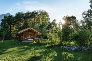 a log cabin in the middle of a yard at WoodMood in Leuk