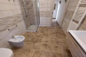 a bathroom with a toilet and a shower and a sink at Il Castello di Scoffera in Moranego