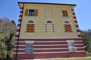 a house with red and white stripes on it at Il Castello di Scoffera in Moranego