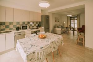 a kitchen with a table with a bowl of fruit on it at Casa Aula Minerva Sapientia 2 Habitaciones in Almedinilla