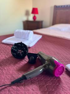 a pair of scissors sitting on top of a bed at A 5 min da Bassano Camera con Bagno Privato e Area Fitness in Bassano del Grappa