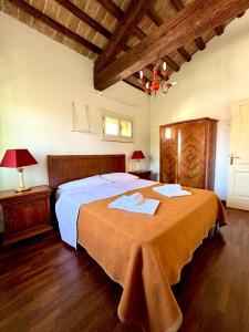 a bedroom with a bed with two towels on it at A 5 min da Bassano Camera con Bagno Privato e Area Fitness in Bassano del Grappa