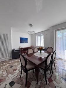 a dining room with a table and chairs at ApparTea in Marostica