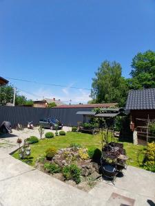 a backyard with a garden with plants and flowers at Карпатська Хата in Yasinya