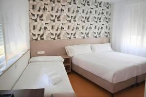 Llit o llits en una habitació de Hotel Elizalde