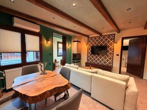 a living room with a table and a couch at DG kores in Metsovo