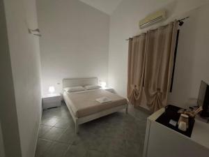 a small bedroom with a bed in a room at Su Debieddu Rooms in Solità