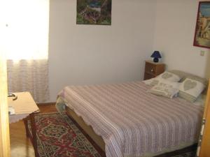 Un pat sau paturi într-o cameră la Aurora Apartment
