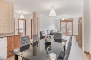 eine Küche und ein Esszimmer mit Tisch und Stühlen in der Unterkunft El Tranco Apartamentos in Villel