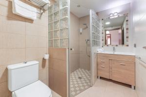 ein Badezimmer mit Dusche, Toilette und Waschbecken in der Unterkunft El Tranco Apartamentos in Villel + 36 Fotos
