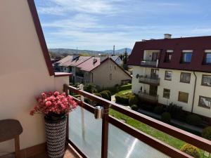 a balcony with a vase of flowers on a balcony at Apartament Przy Palmiarni in Wałbrzych