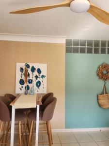 a dining room with a table and chairs at Chaleureux appartement in Nîmes