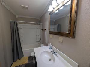 a bathroom with a sink and a mirror at 2-bedroom house close to Marathon in Robinson +16 photos