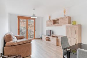 ein Wohnzimmer mit Sofa und Tisch in der Unterkunft El Tranco Apartamentos in Villel