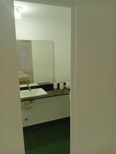 a bathroom with a sink and a mirror at SP , Interlagos,Expo Transamérica, 3 Hosp in São Paulo