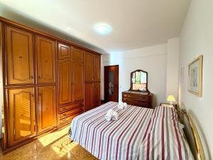 a bedroom with a bed with two cats on it at Francesca Appartamento con giardino in Levanto