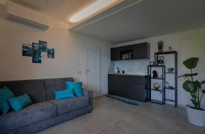 a living room with a couch and a kitchen at Villa Buby in Pettenasco