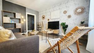 a living room with a couch and a television at Refuge des Rêves in Amnéville