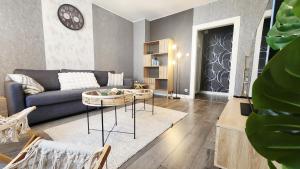 a living room with a couch and a table at Refuge des Rêves in Amnéville