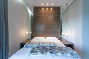 a bedroom with a large bed with a wooden headboard at Haras Ammi Shaddai in Cuitegi +33 photos