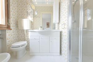 a bathroom with a toilet and a sink and a shower at Queen Home Paola in Favaro Veneto