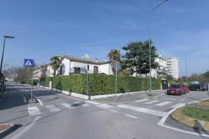 an intersection of a street with a house with a hedge at Queen Home Paola in Favaro Veneto