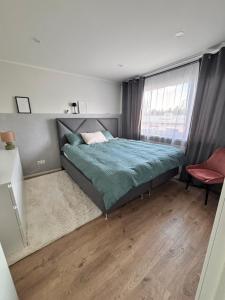 a bedroom with a bed and a large window at Veriora külaliskorter in Veriora
