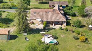 an aerial view of a house with a yard at Les Orchidées - Chambre in Savignac-de-Miremont