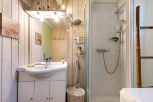 a bathroom with a sink and a shower at Petite Villa Mitoyenne Dans Pinède in Lacanau-Océan +16 photos