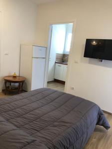 a bedroom with a bed and a small kitchen at La Tana de Il Lupo e La Volpe in Centobuchi