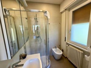 łazienka z prysznicem, umywalką i toaletą w obiekcie Arcadia w mieście Levanto