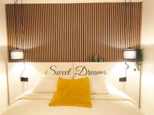 a bed with a sign that reads a sweet dreams at Apartamento Lances playa tarifa in Tarifa